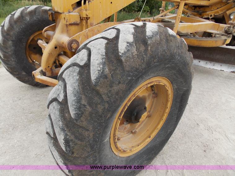 image for item J2750 1963 Caterpillar 12E motor grader