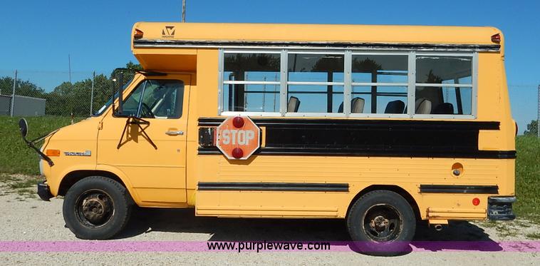 image for item J3752 1992 GMC Vandura G3500 bus