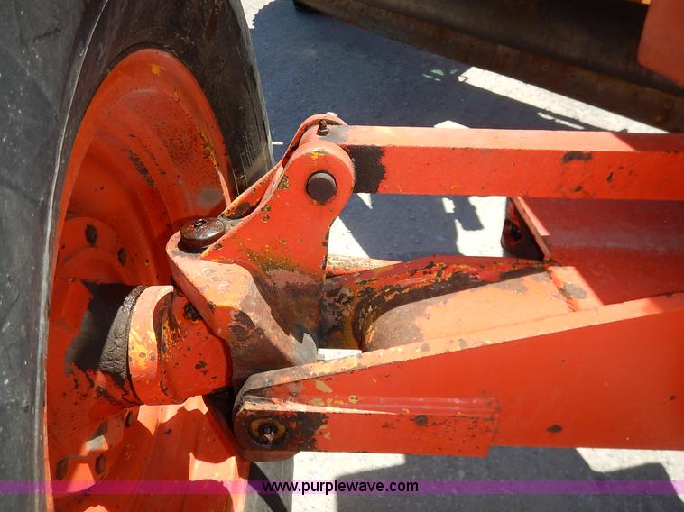 image for item J3756 1983 John Deere 570A motor grader