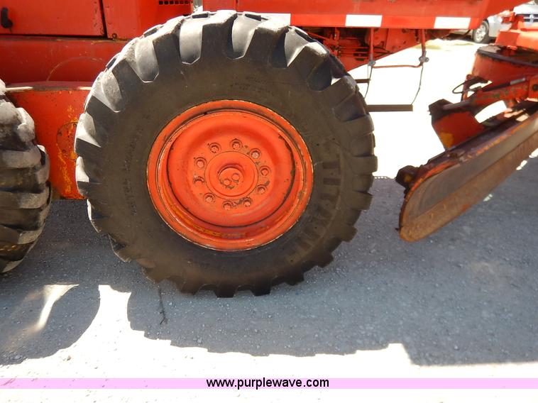 image for item J3756 1983 John Deere 570A motor grader