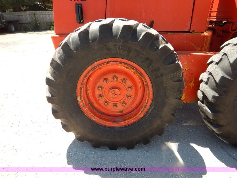 image for item J3756 1983 John Deere 570A motor grader