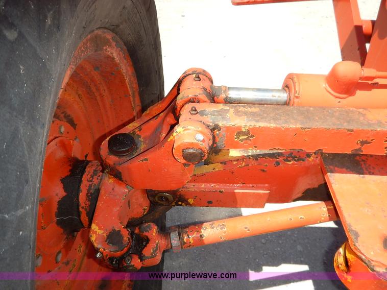 image for item J3756 1983 John Deere 570A motor grader