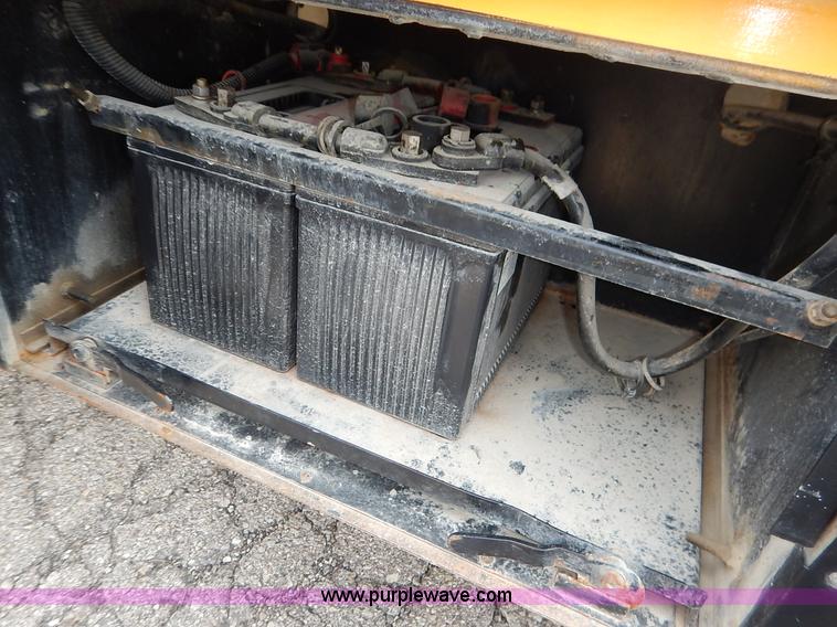 image for item J3830 2003 Thomas Built FS65 school bus