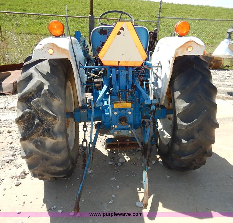image for item J3974 1985 Ford 1910 tractor