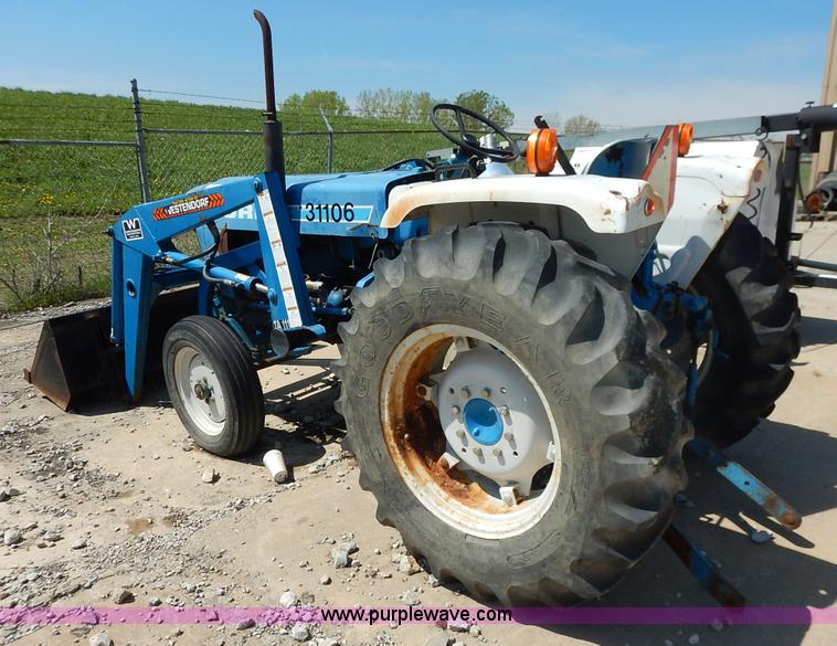 image for item J3974 1985 Ford 1910 tractor