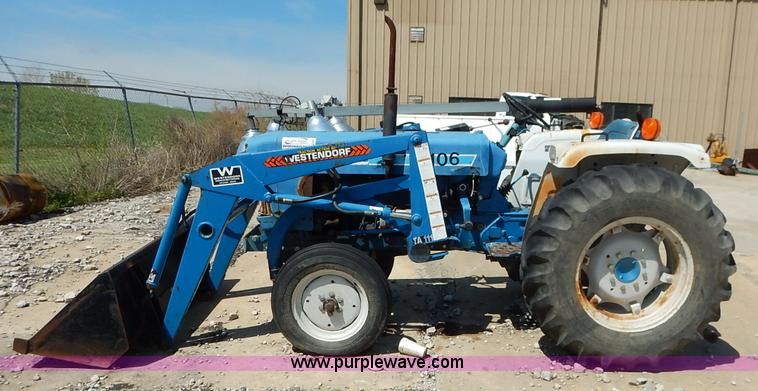 image for item J3974 1985 Ford 1910 tractor