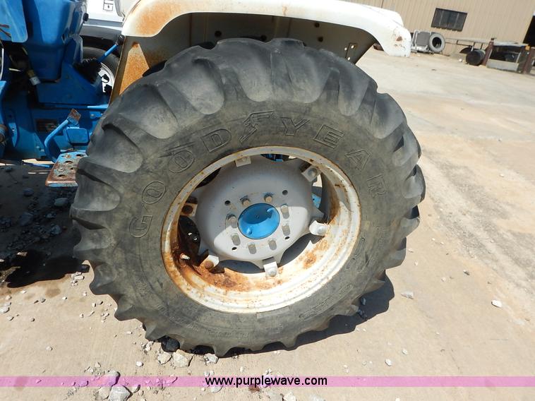 image for item J3974 1985 Ford 1910 tractor