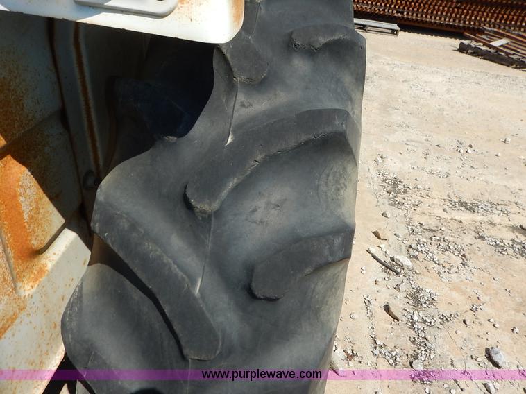 image for item J3974 1985 Ford 1910 tractor