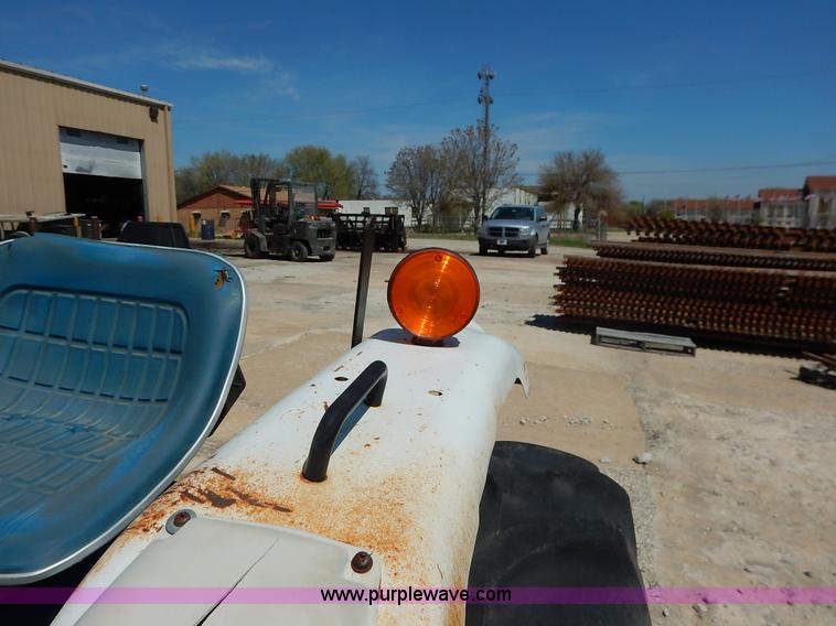 image for item J3974 1985 Ford 1910 tractor