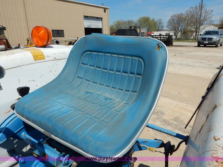 image for item J3974 1985 Ford 1910 tractor