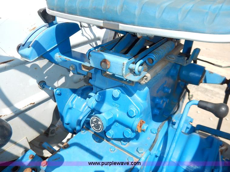 image for item J3974 1985 Ford 1910 tractor