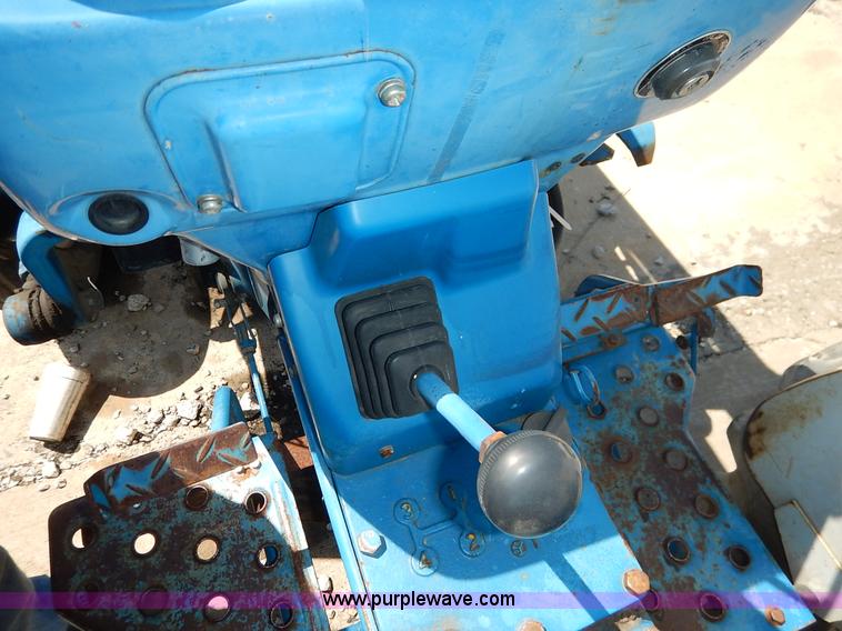 image for item J3974 1985 Ford 1910 tractor