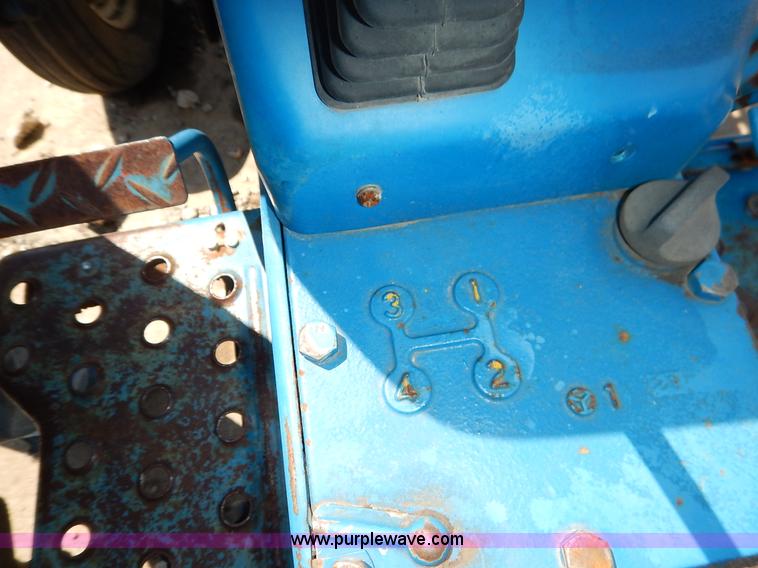 image for item J3974 1985 Ford 1910 tractor