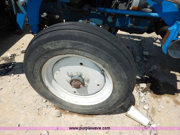 image for item J3974 1985 Ford 1910 tractor