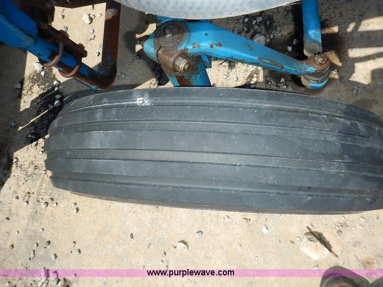 image for item J3974 1985 Ford 1910 tractor