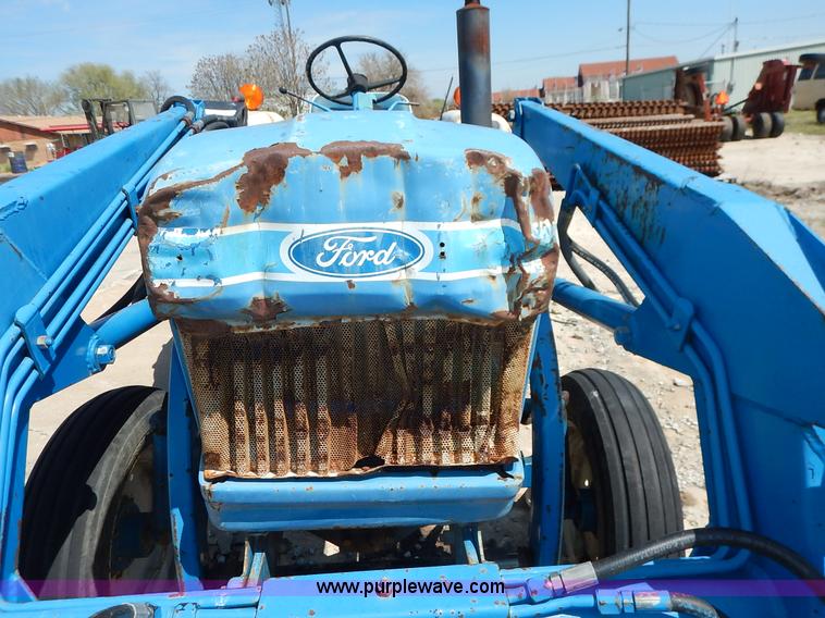 image for item J3974 1985 Ford 1910 tractor