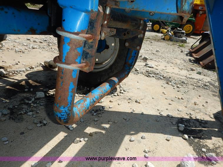 image for item J3974 1985 Ford 1910 tractor