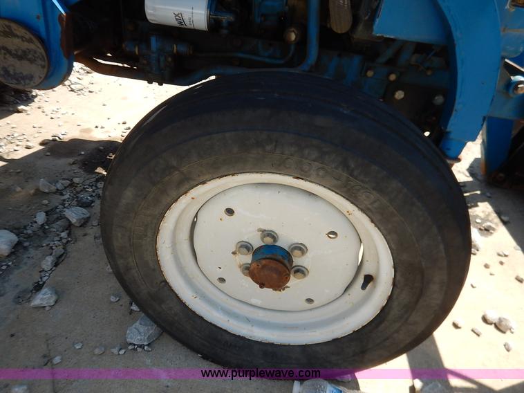 image for item J3974 1985 Ford 1910 tractor