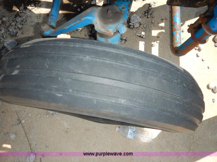 image for item J3974 1985 Ford 1910 tractor