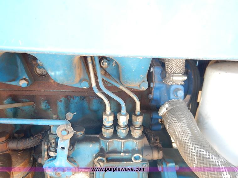 image for item J3974 1985 Ford 1910 tractor