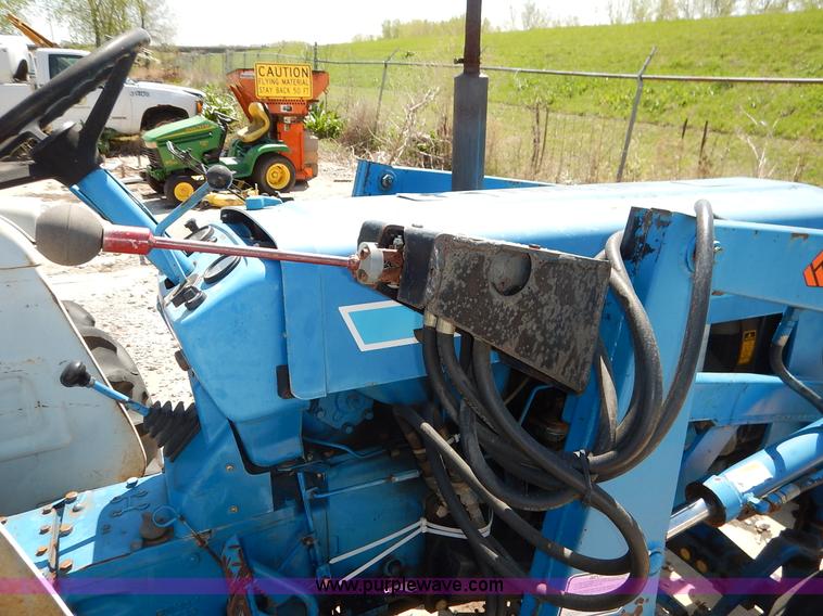 image for item J3974 1985 Ford 1910 tractor