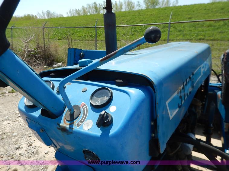 image for item J3974 1985 Ford 1910 tractor