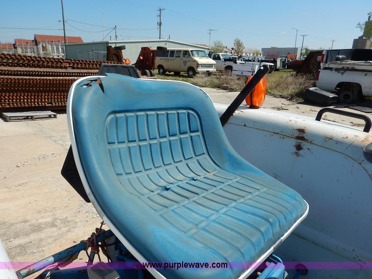 image for item J3974 1985 Ford 1910 tractor