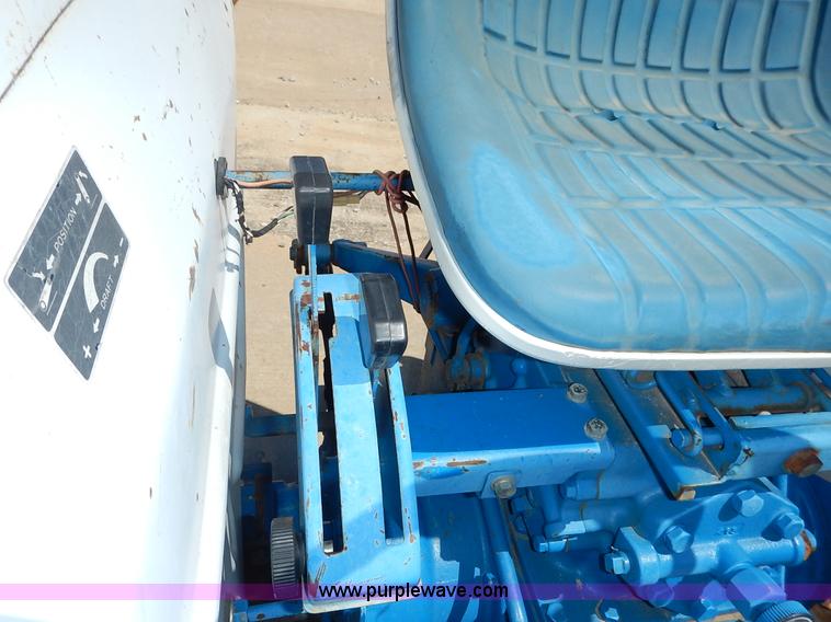 image for item J3974 1985 Ford 1910 tractor