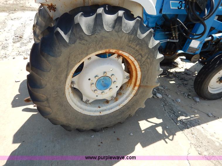 image for item J3974 1985 Ford 1910 tractor