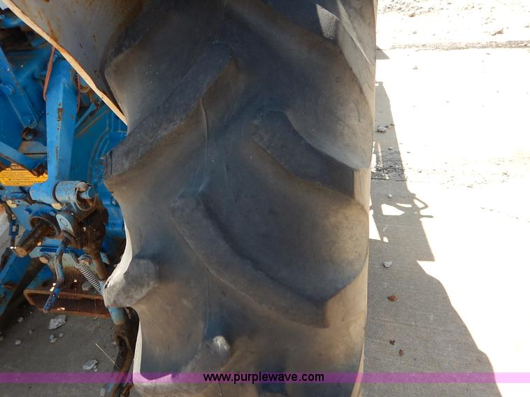 image for item J3974 1985 Ford 1910 tractor