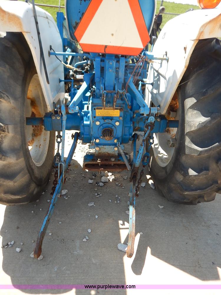 image for item J3974 1985 Ford 1910 tractor