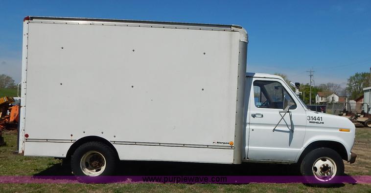 image for item J3986 1985 Ford Econoline E350 box truck