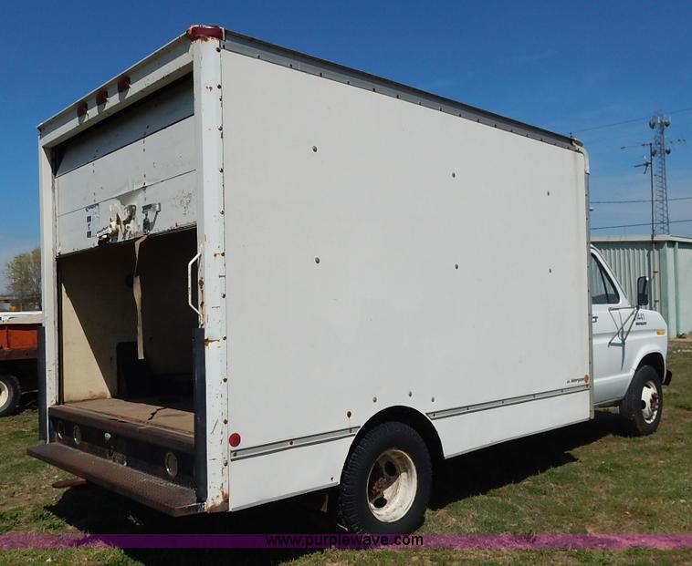 image for item J3986 1985 Ford Econoline E350 box truck