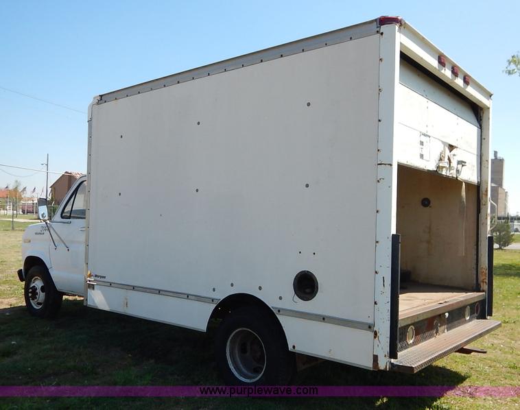 image for item J3986 1985 Ford Econoline E350 box truck