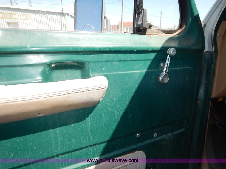 image for item J3986 1985 Ford Econoline E350 box truck