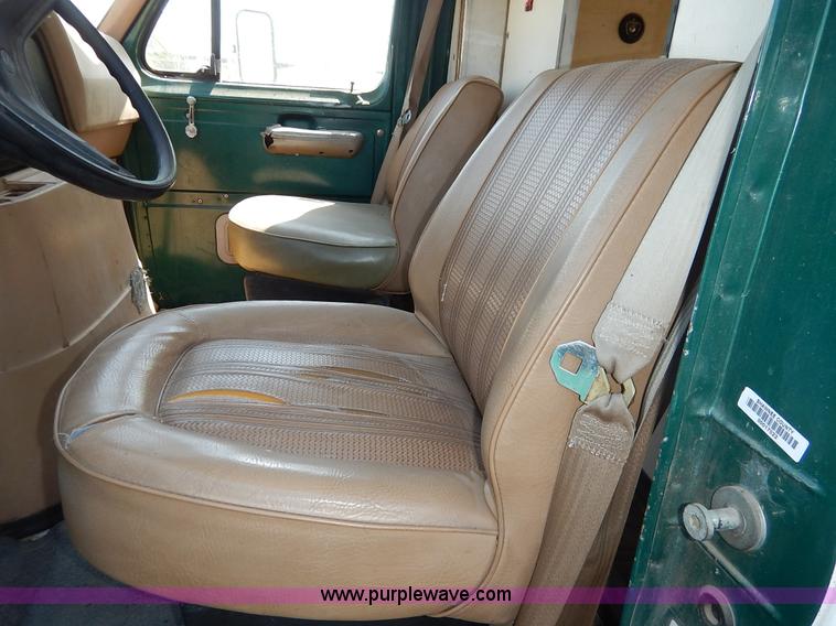 image for item J3986 1985 Ford Econoline E350 box truck