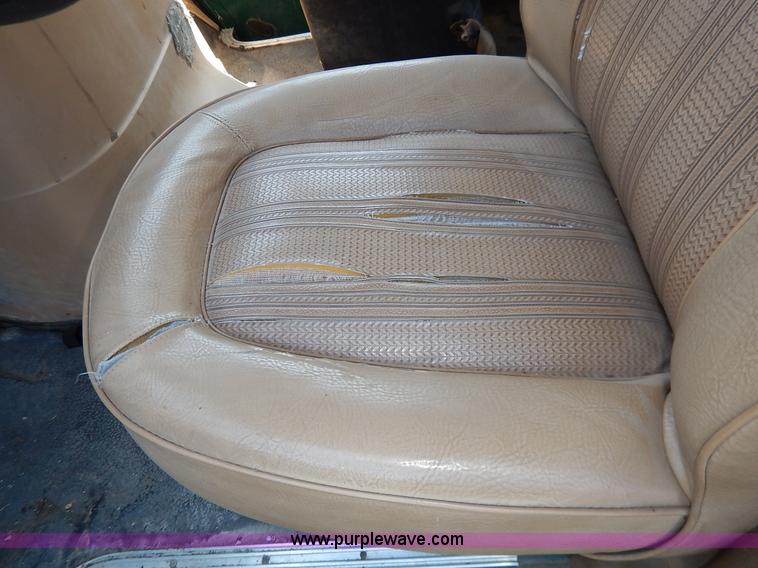 image for item J3986 1985 Ford Econoline E350 box truck