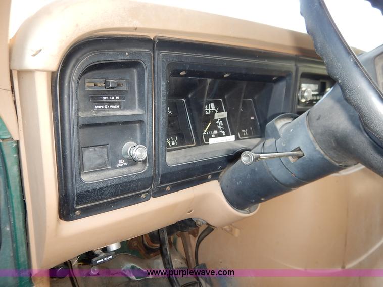 image for item J3986 1985 Ford Econoline E350 box truck