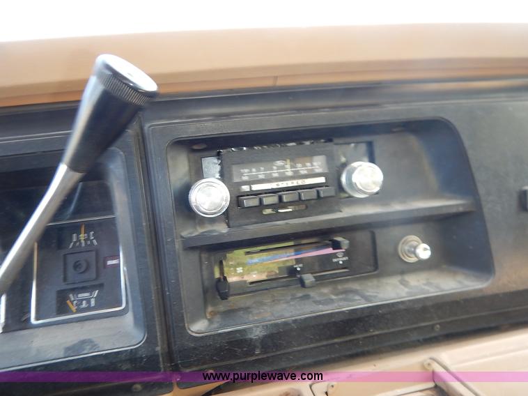 image for item J3986 1985 Ford Econoline E350 box truck