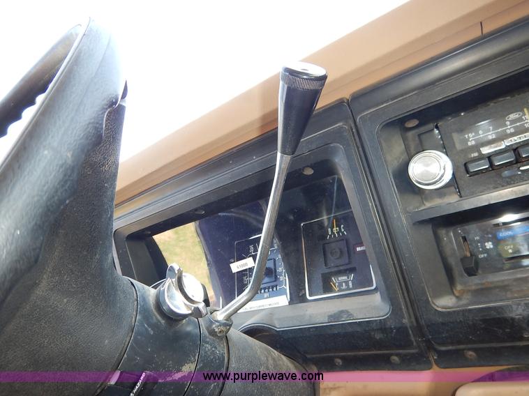 image for item J3986 1985 Ford Econoline E350 box truck