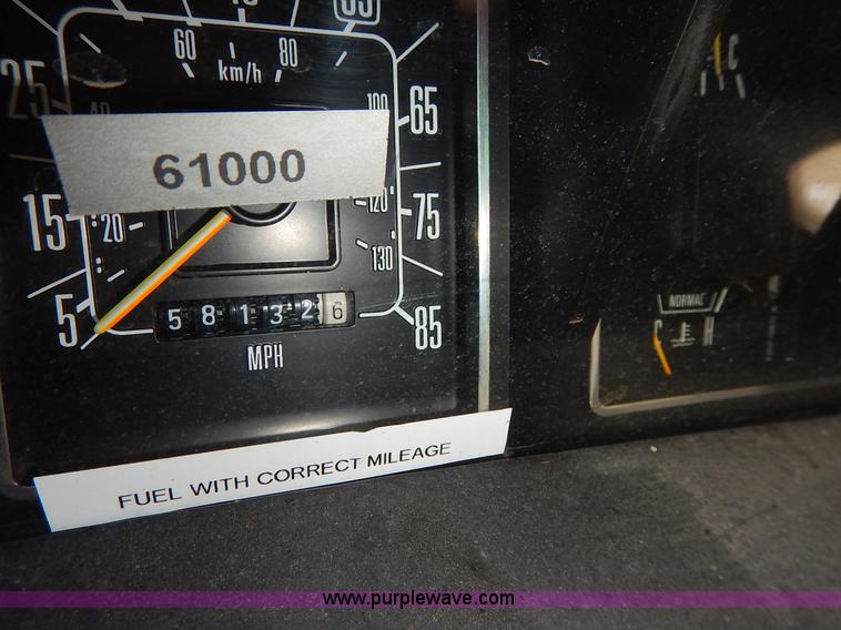 image for item J3986 1985 Ford Econoline E350 box truck