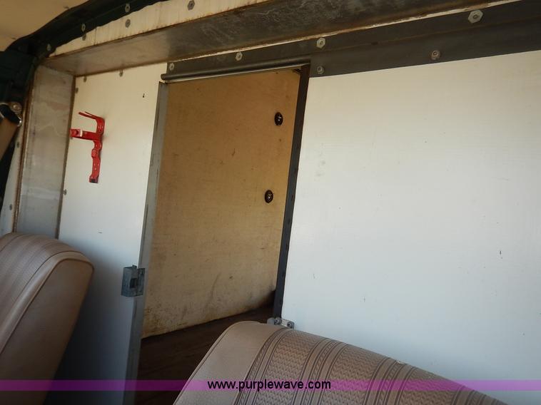 image for item J3986 1985 Ford Econoline E350 box truck