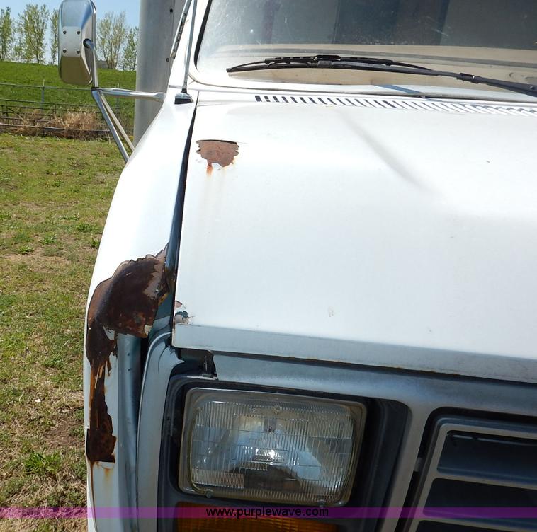 image for item J3986 1985 Ford Econoline E350 box truck