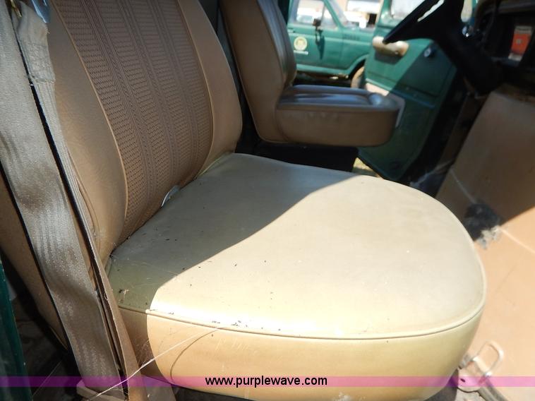 image for item J3986 1985 Ford Econoline E350 box truck