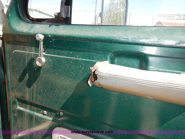 image for item J3986 1985 Ford Econoline E350 box truck