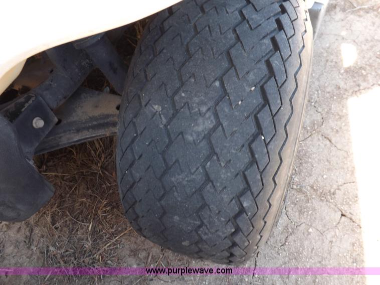 image for item J6954 1996 Yamaha G16E golf cart