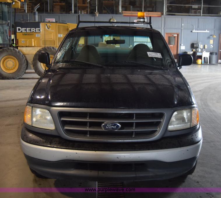 image for item J7984 2000 Ford F150 XL pickup truck