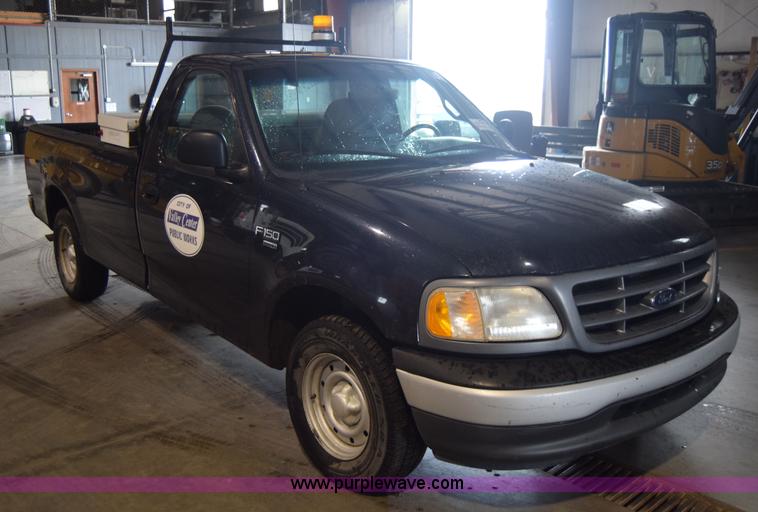 image for item J7984 2000 Ford F150 XL pickup truck