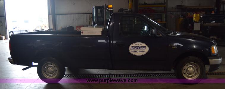 image for item J7984 2000 Ford F150 XL pickup truck