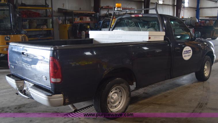 image for item J7984 2000 Ford F150 XL pickup truck